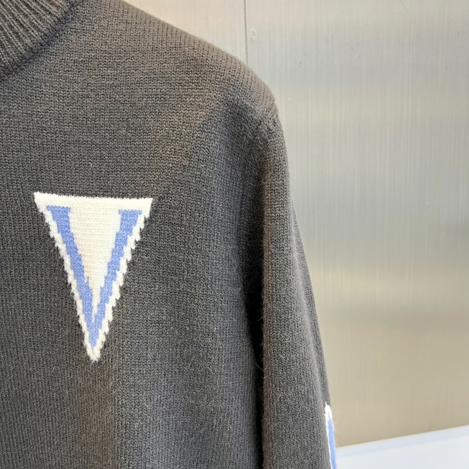 1v威登、2025秋冬新品 | LOUIS VUITTON徽章元素棒针羊毛🐑针织衫。灰色圆领设计采用50