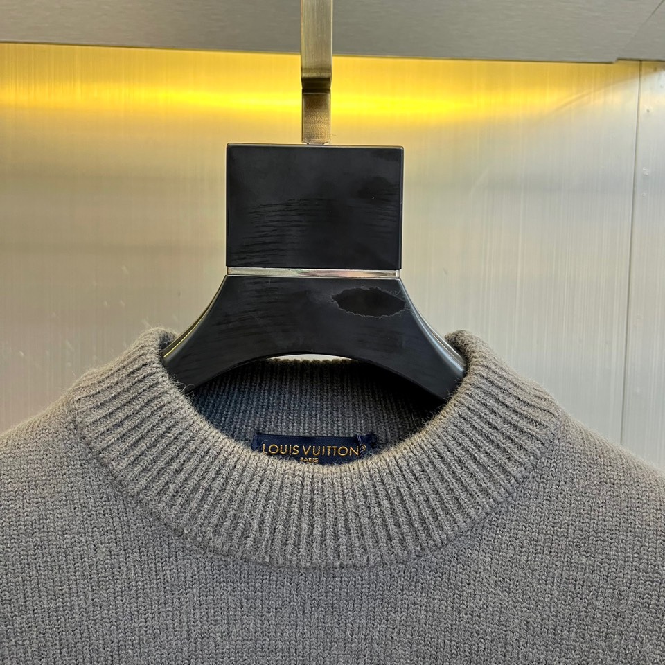 1v威登、2025秋冬新品 | LOUIS VUITTON徽章元素棒针羊毛🐑针织衫。灰色圆领设计采用50