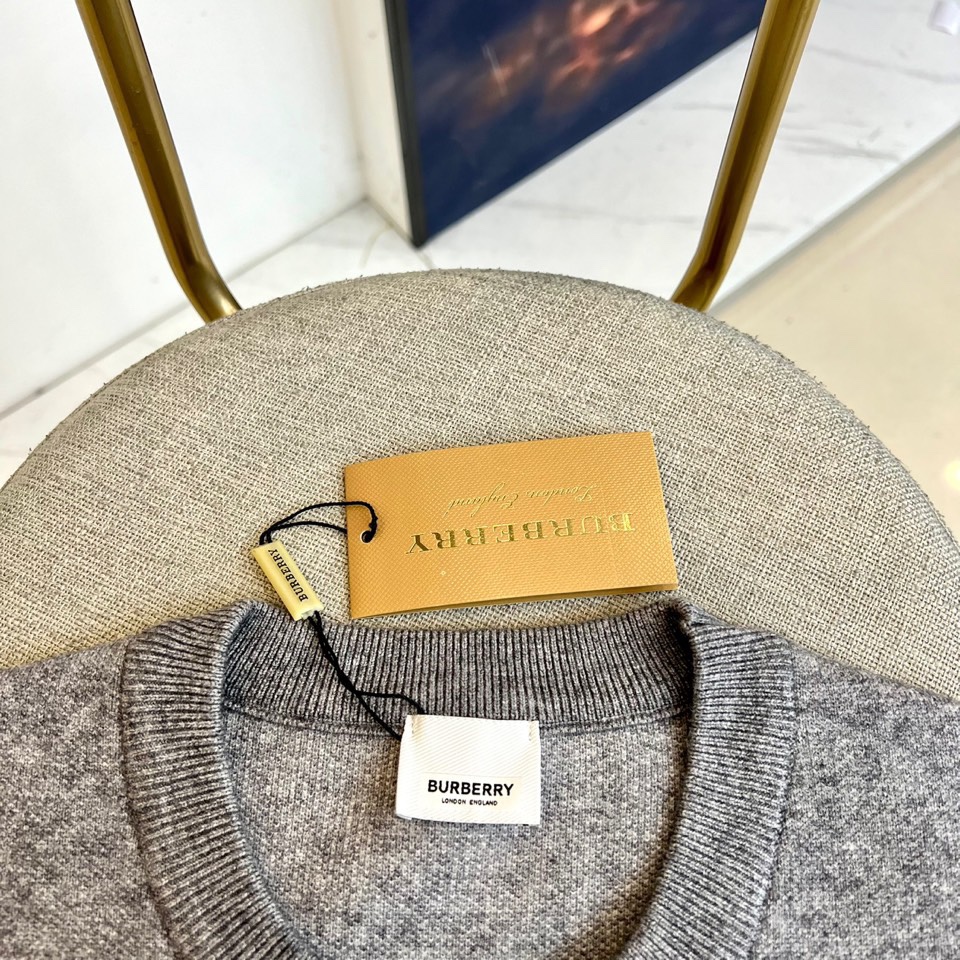 Bur巴宝莉、2025秋冬新品 |BURBERRY骑士精神羊毛🐑针织衫。灰色圆领针织衫以50%绵羊毛、1