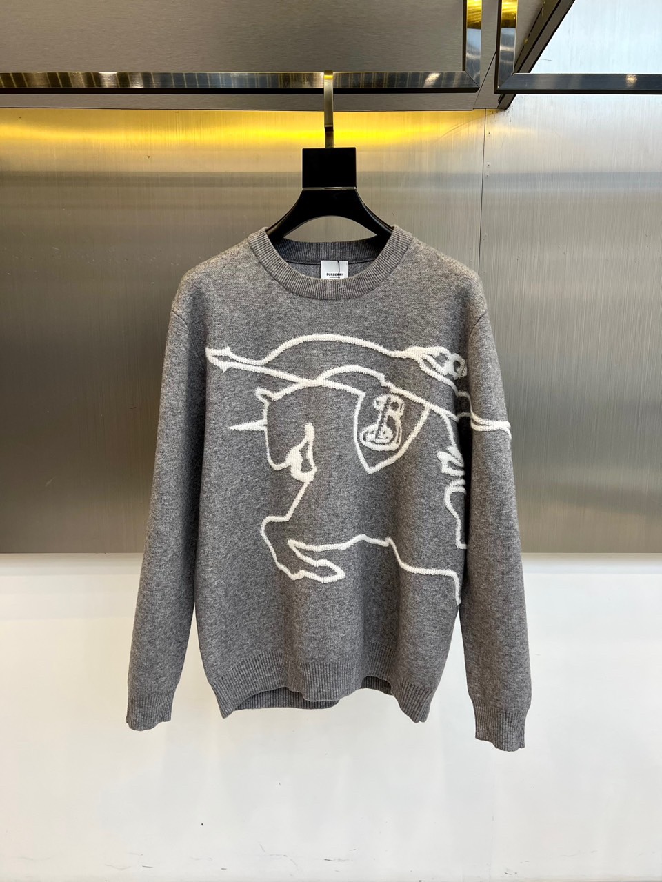 Bur巴宝莉、2025秋冬新品 |BURBERRY骑士精神羊毛🐑针织衫。灰色圆领针织衫以50%绵羊毛、1