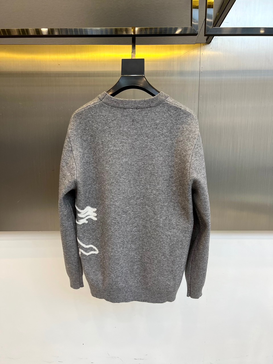 Bur巴宝莉、2025秋冬新品 |BURBERRY骑士精神羊毛🐑针织衫。灰色圆领针织衫以50%绵羊毛、1