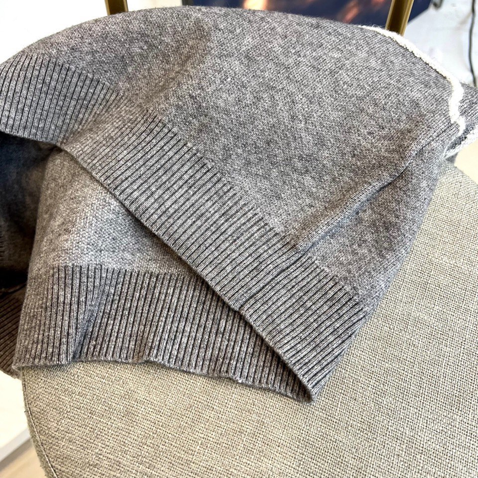 Bur巴宝莉、2025秋冬新品 |BURBERRY骑士精神羊毛🐑针织衫。灰色圆领针织衫以50%绵羊毛、1