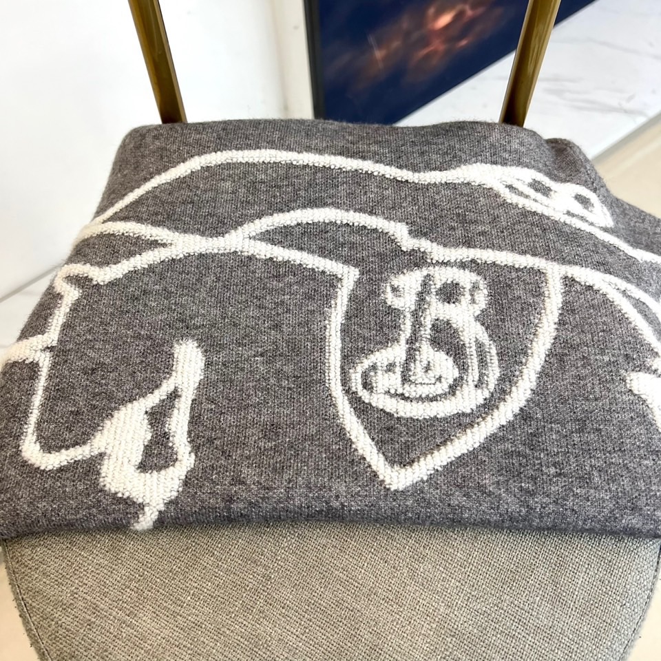 Bur巴宝莉、2025秋冬新品 |BURBERRY骑士精神羊毛🐑针织衫。灰色圆领针织衫以50%绵羊毛、1