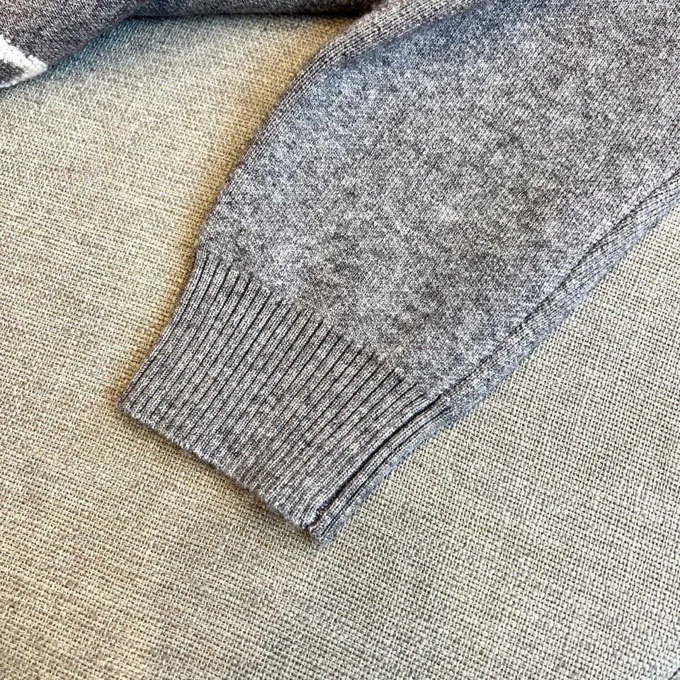 Bur巴宝莉、2025秋冬新品 |BURBERRY骑士精神羊毛🐑针织衫。灰色圆领针织衫以50%绵羊毛、1