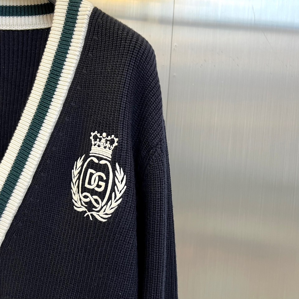 Dg杜嘉班纳、2025秋冬新品男士DG经典羊毛🐑针织开衫。这款藏青色开衫采用经典V领设计，领口、袖口及下