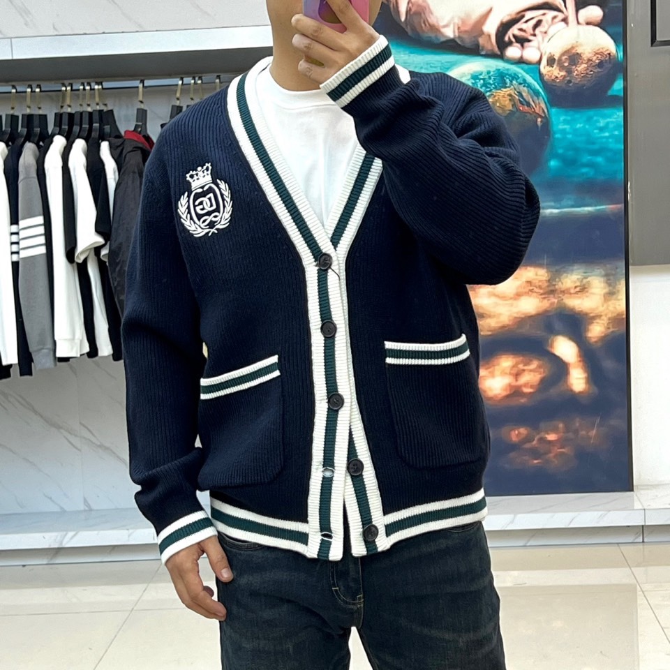 Dg杜嘉班纳、2025秋冬新品男士DG经典羊毛🐑针织开衫。这款藏青色开衫采用经典V领设计，领口、袖口及下