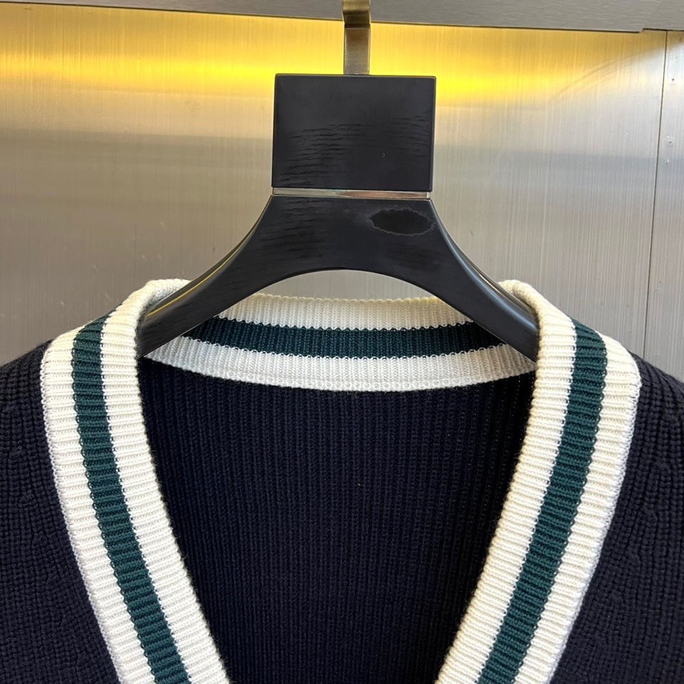 Dg杜嘉班纳、2025秋冬新品男士DG经典羊毛🐑针织开衫。这款藏青色开衫采用经典V领设计，领口、袖口及下