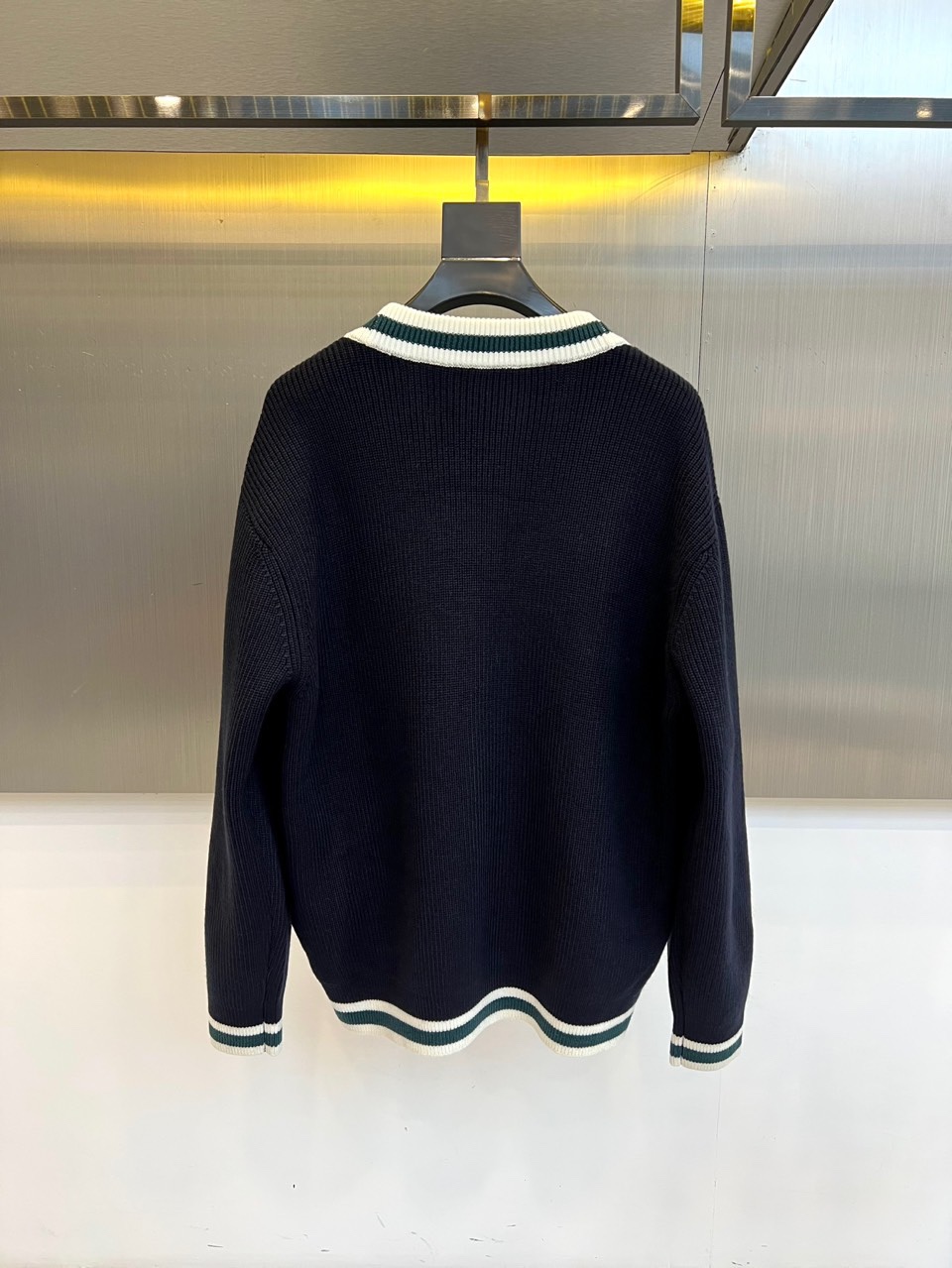 Dg杜嘉班纳、2025秋冬新品男士DG经典羊毛🐑针织开衫。这款藏青色开衫采用经典V领设计，领口、袖口及下