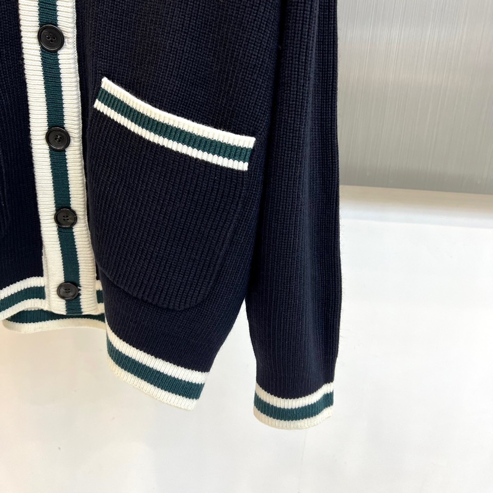 Dg杜嘉班纳、2025秋冬新品男士DG经典羊毛🐑针织开衫。这款藏青色开衫采用经典V领设计，领口、袖口及下