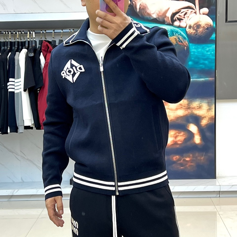 Dio迪奥、2025秋冬新品男士D家运动奢华针织羊毛🐑外套，这款黑色开衫采用立领设计与顺滑拉链开合，领口