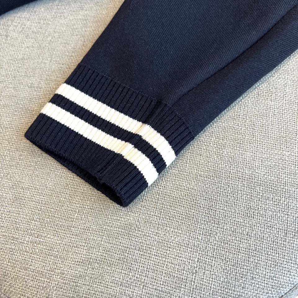 Dio迪奥、2025秋冬新品男士D家运动奢华针织羊毛🐑外套，这款黑色开衫采用立领设计与顺滑拉链开合，领口