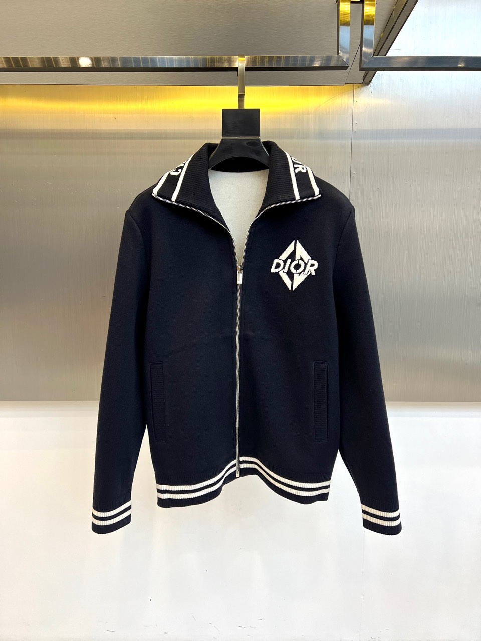 Dio迪奥、2025秋冬新品男士D家运动奢华针织羊毛🐑外套，这款黑色开衫采用立领设计与顺滑拉链开合，领口