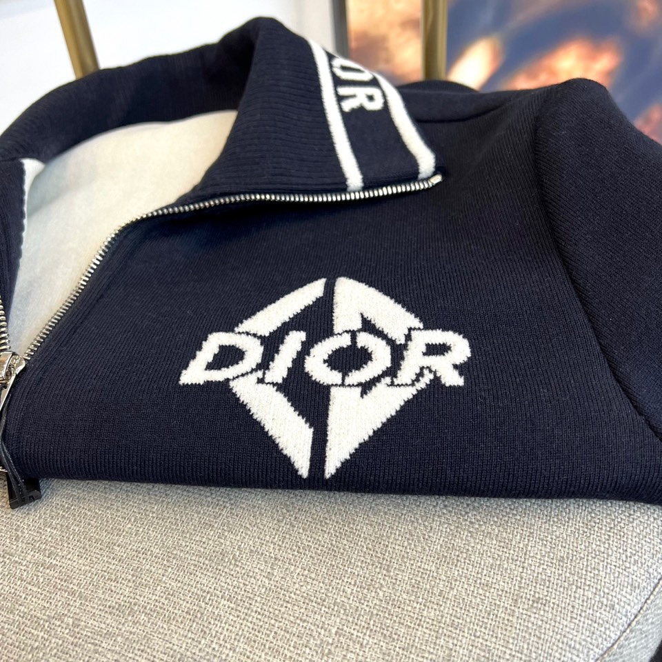 Dio迪奥、2025秋冬新品男士D家运动奢华针织羊毛🐑外套，这款黑色开衫采用立领设计与顺滑拉链开合，领口