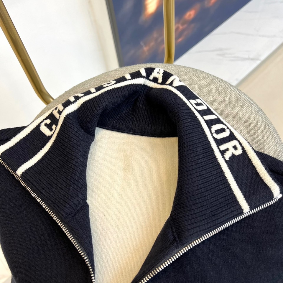 Dio迪奥、2025秋冬新品男士D家运动奢华针织羊毛🐑外套，这款黑色开衫采用立领设计与顺滑拉链开合，领口