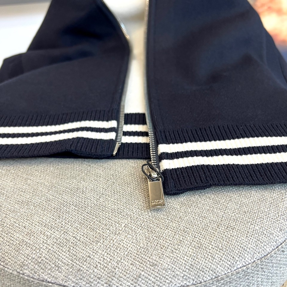 Dio迪奥、2025秋冬新品男士D家运动奢华针织羊毛🐑外套，这款黑色开衫采用立领设计与顺滑拉链开合，领口