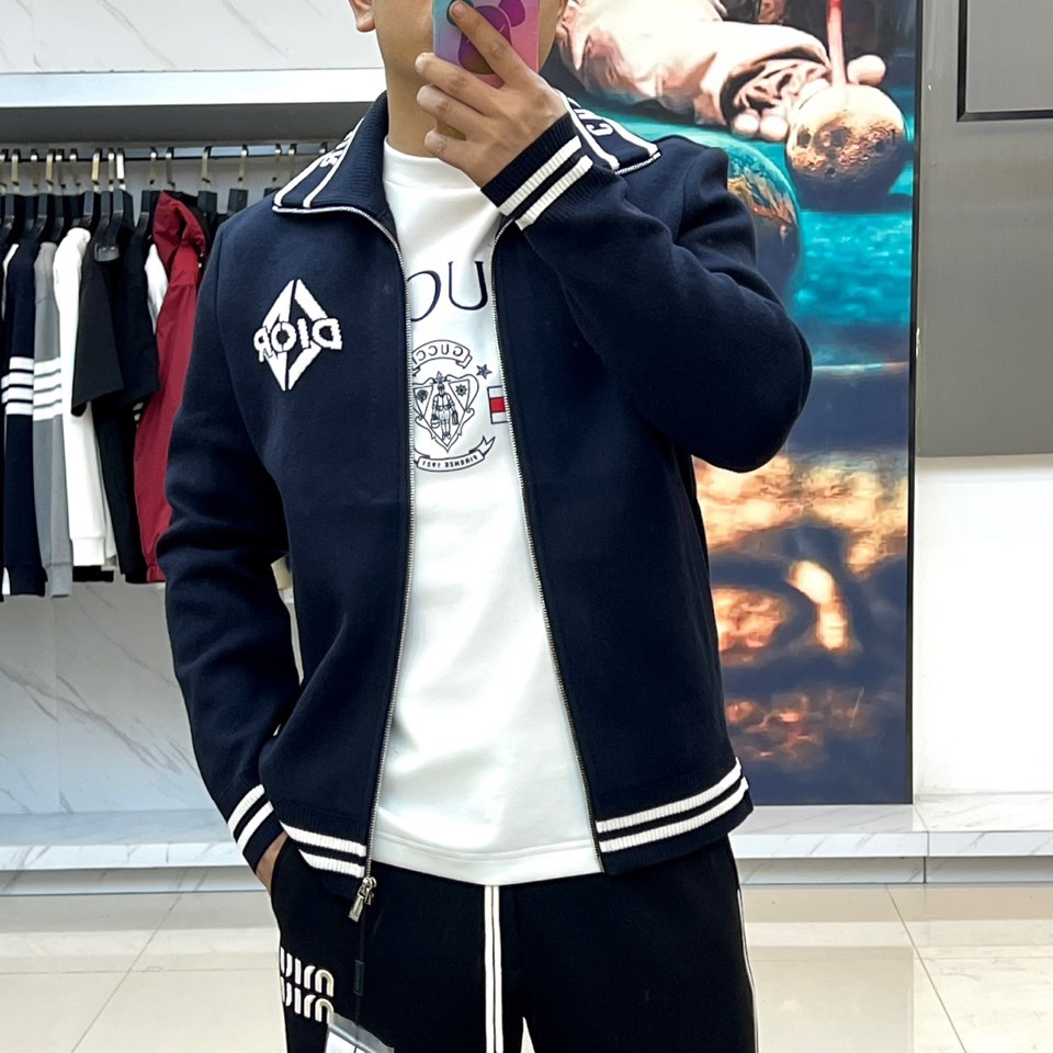 Dio迪奥、2025秋冬新品男士D家运动奢华针织羊毛🐑外套，这款黑色开衫采用立领设计与顺滑拉链开合，领口