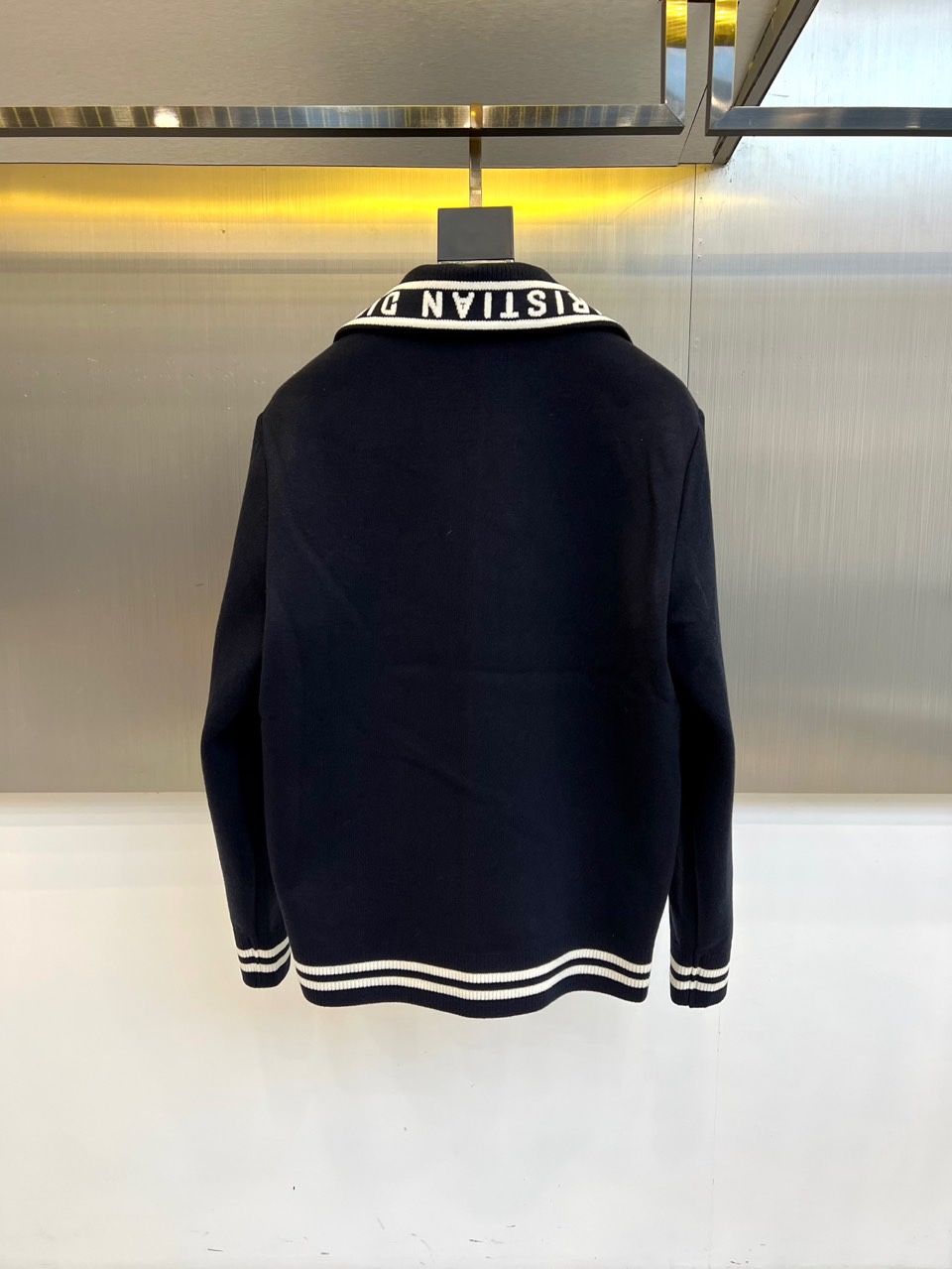 Dio迪奥、2025秋冬新品男士D家运动奢华针织羊毛🐑外套，这款黑色开衫采用立领设计与顺滑拉链开合，领口