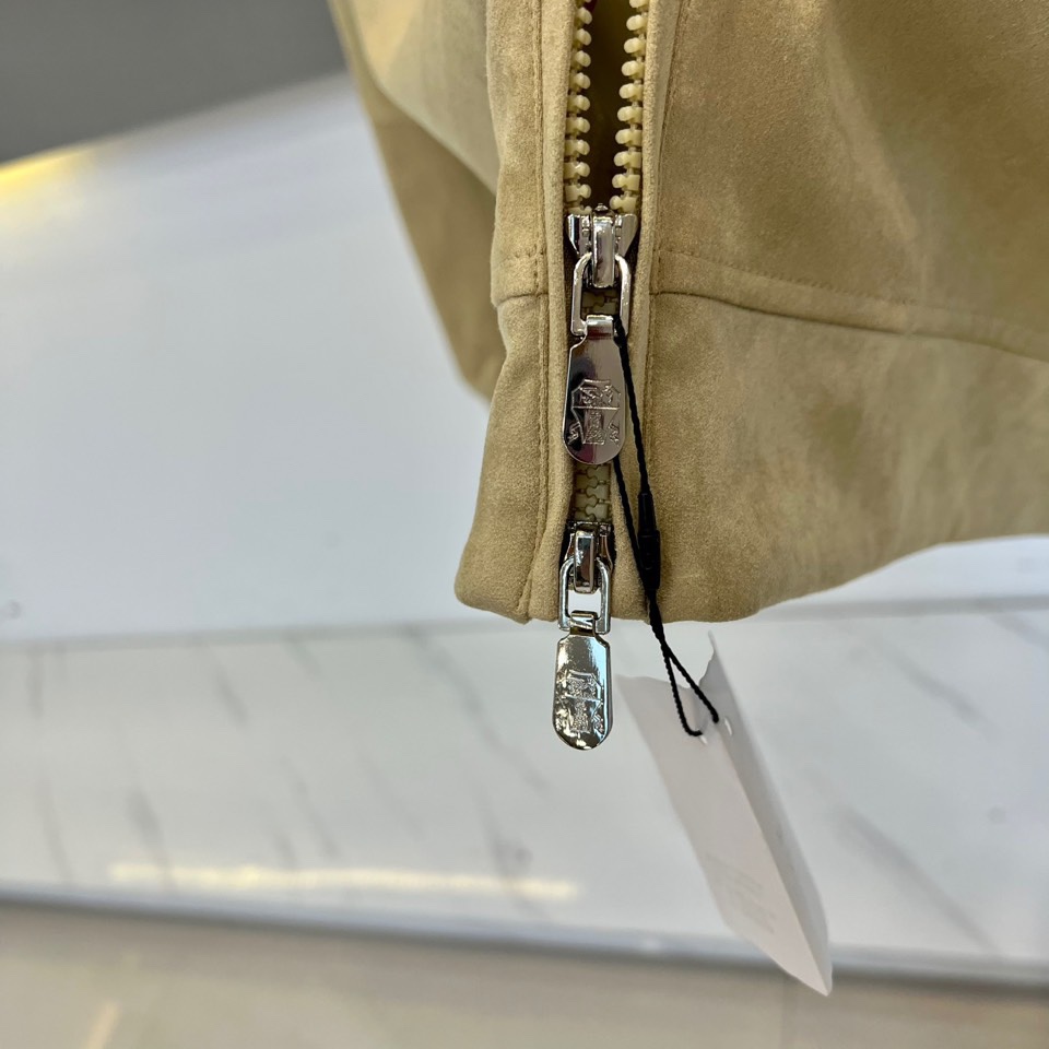 Brunello cucinelli-BC，2025秋冬新品都市机能夹克。连帽设计搭配可调节抽绳，帽檐硬