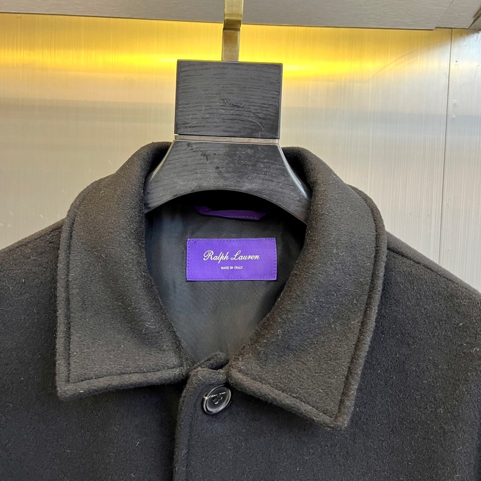 Polo RalP🆕h Lauren拉夫劳伦、22025秋冬新品翻领外套。本品以高级灰调诠释简约美学，采