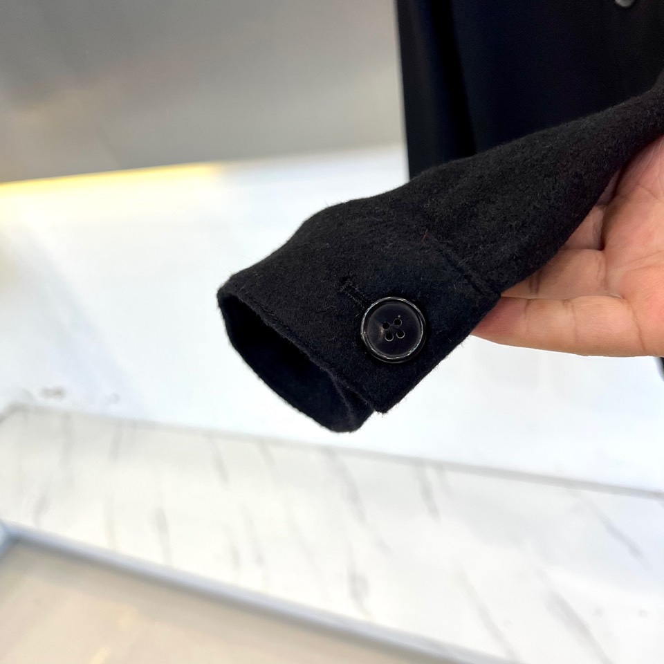 Polo RalP🆕h Lauren拉夫劳伦、22025秋冬新品翻领外套。本品以高级灰调诠释简约美学，采