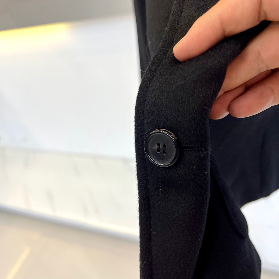 Polo RalP🆕h Lauren拉夫劳伦、22025秋冬新品翻领外套。本品以高级灰调诠释简约美学，采