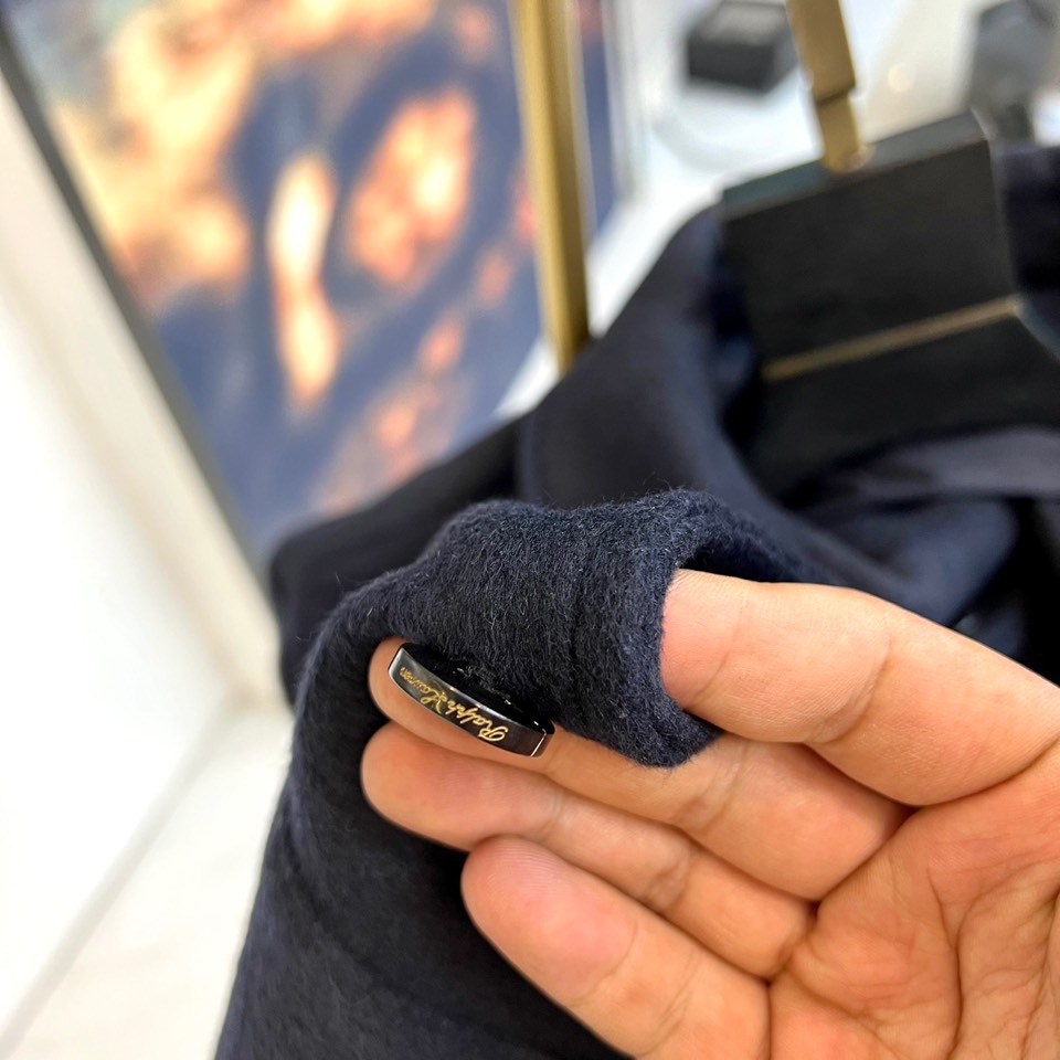 Polo RalP🆕h Lauren拉夫劳伦、22025秋冬新品翻领外套。本品以高级灰调诠释简约美学，采