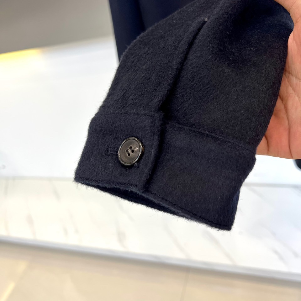 Polo RalP🆕h Lauren拉夫劳伦、22025秋冬新品翻领外套。本品以高级灰调诠释简约美学，采