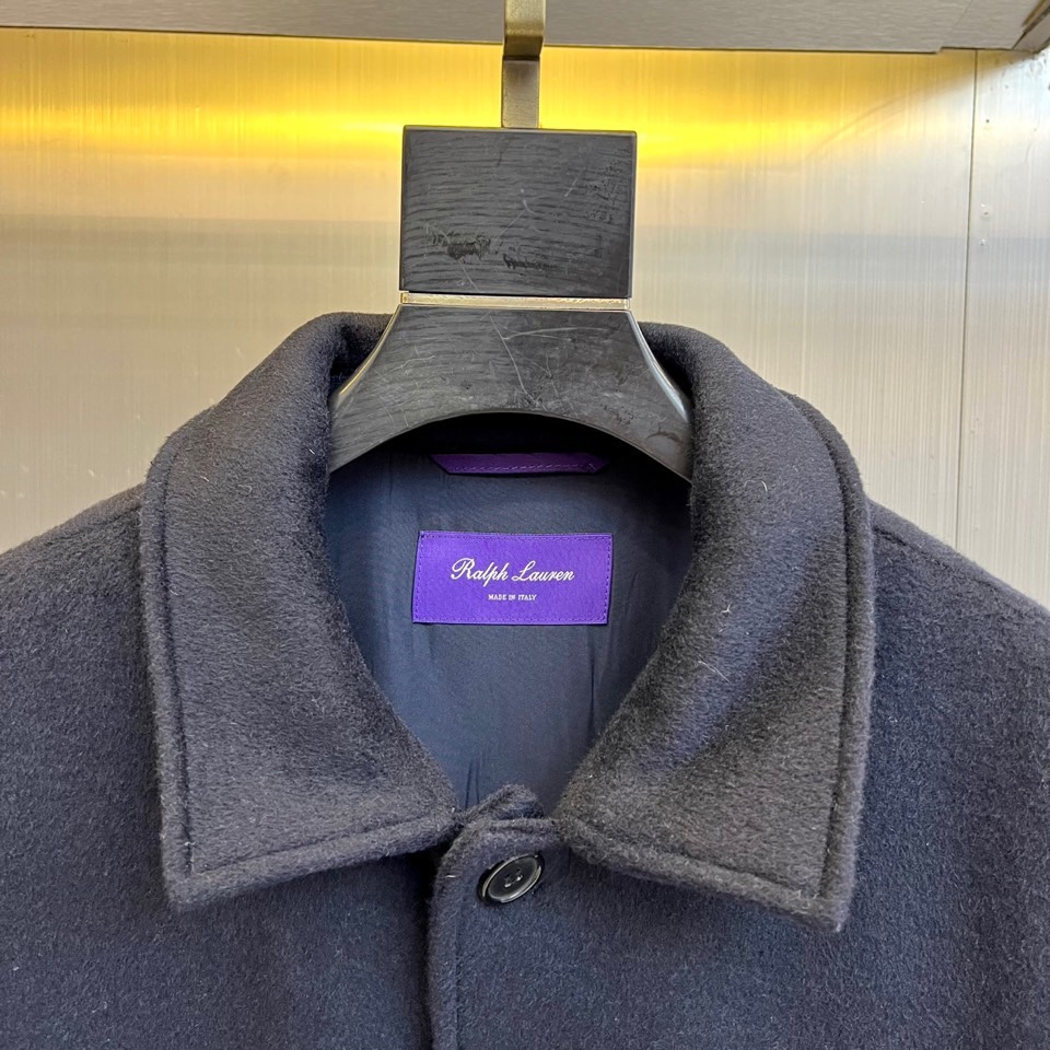 Polo RalP🆕h Lauren拉夫劳伦、22025秋冬新品翻领外套。本品以高级灰调诠释简约美学，采