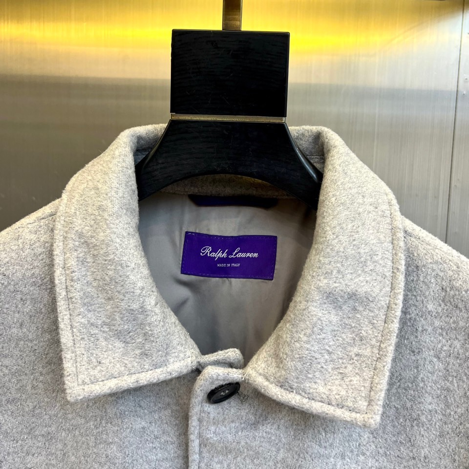 Polo RalP🆕h Lauren拉夫劳伦、22025秋冬新品翻领外套。本品以高级灰调诠释简约美学，采