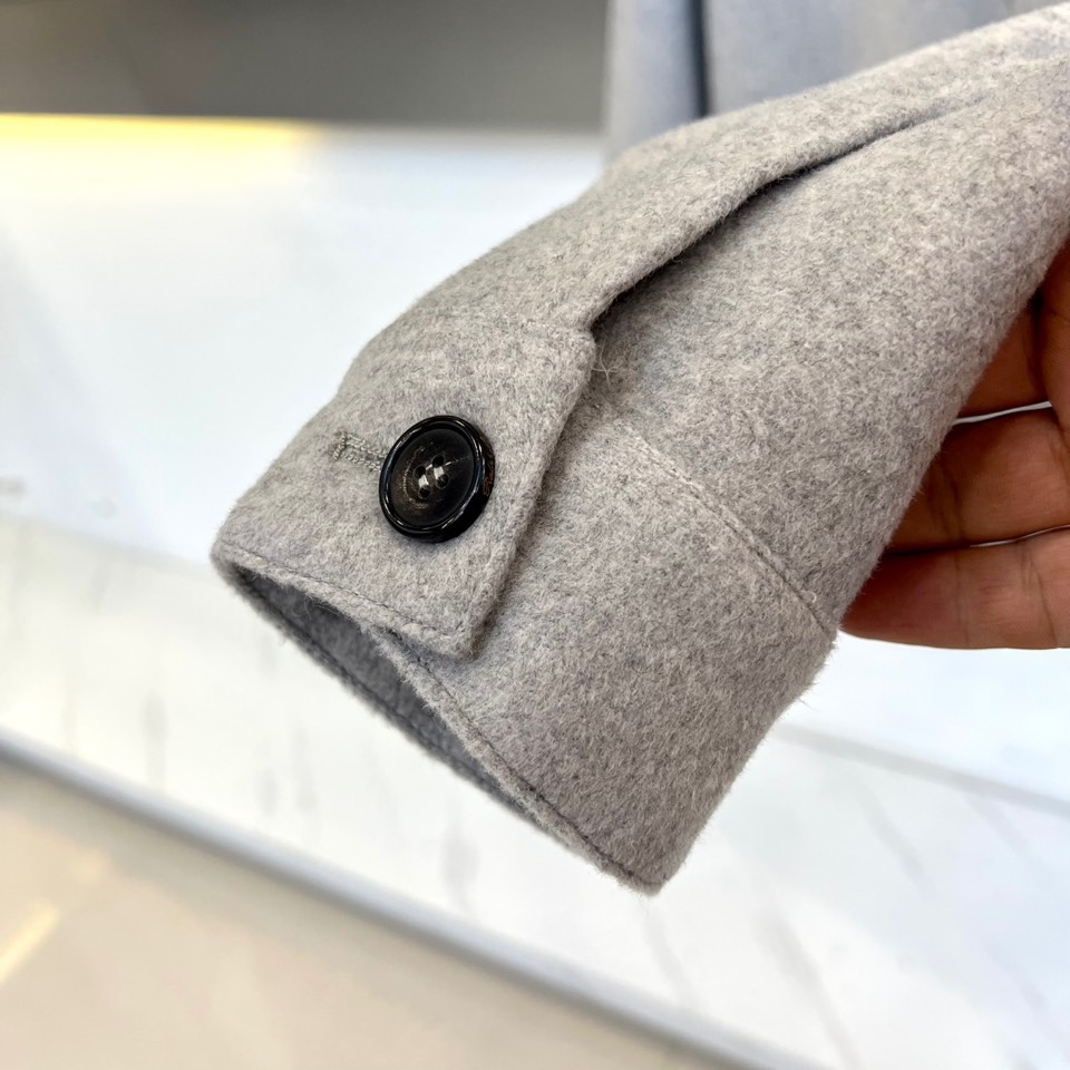 Polo RalP🆕h Lauren拉夫劳伦、22025秋冬新品翻领外套。本品以高级灰调诠释简约美学，采