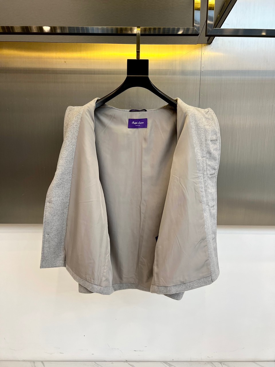 Polo RalP🆕h Lauren拉夫劳伦、22025秋冬新品翻领外套。本品以高级灰调诠释简约美学，采