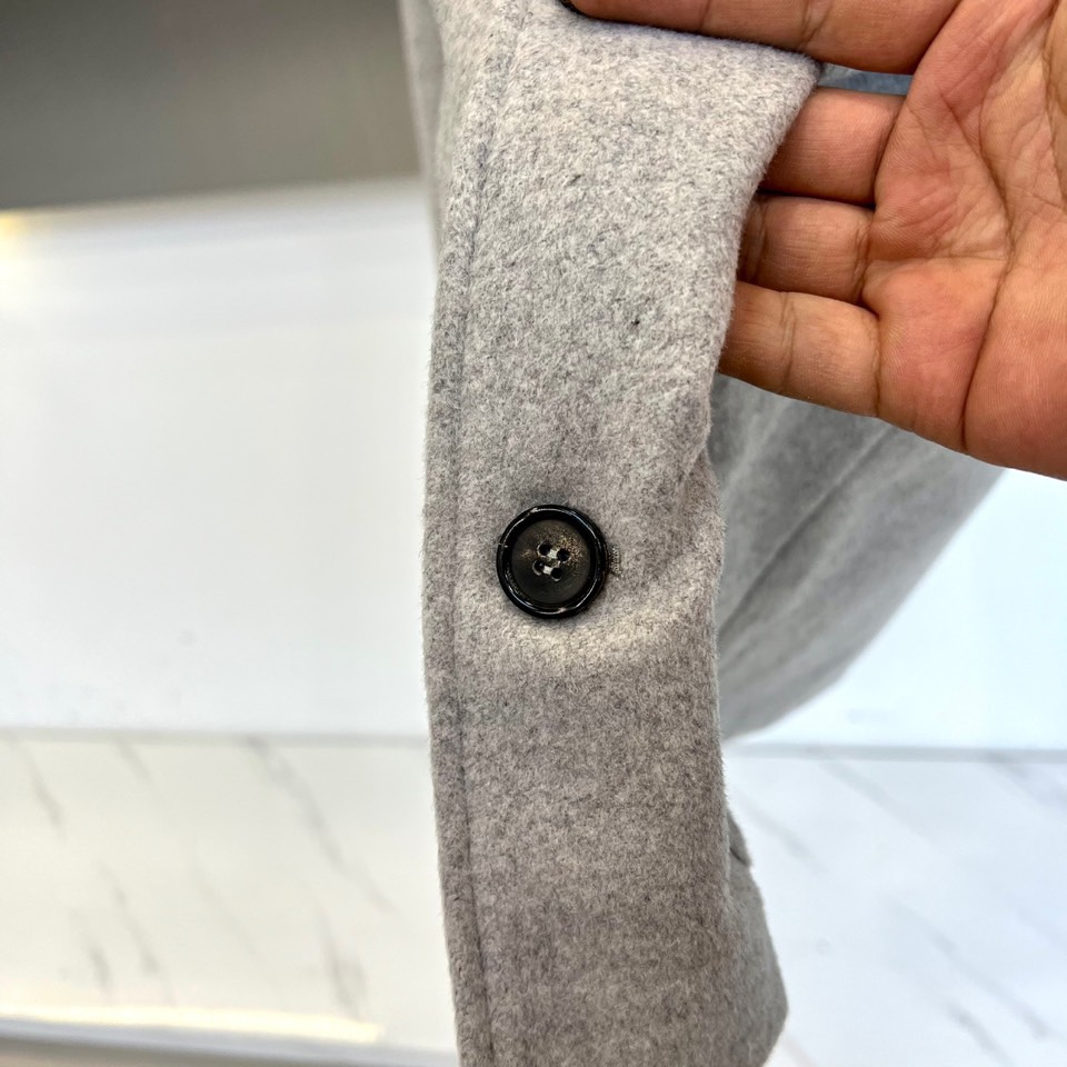 Polo RalP🆕h Lauren拉夫劳伦、22025秋冬新品翻领外套。本品以高级灰调诠释简约美学，采