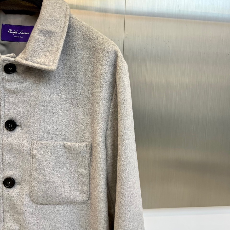 Polo RalP🆕h Lauren拉夫劳伦、22025秋冬新品翻领外套。本品以高级灰调诠释简约美学，采