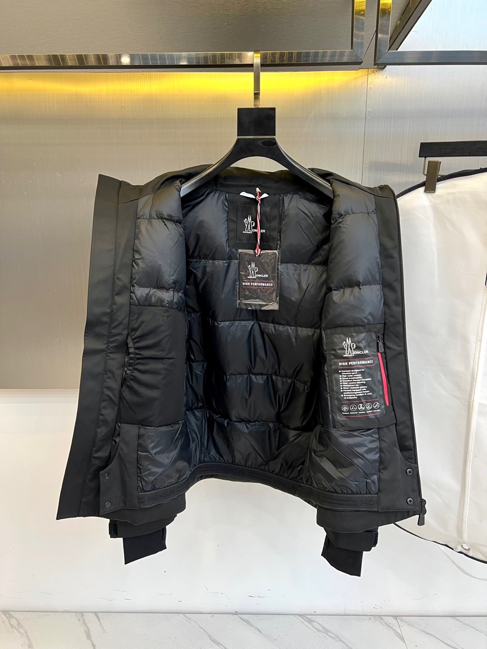 Mon蒙口（白鹅绒）2025秋冬新品 MONCLER雪境探索户外滑雪🎿羽绒服。军绿色连帽设计搭配黑色细节
