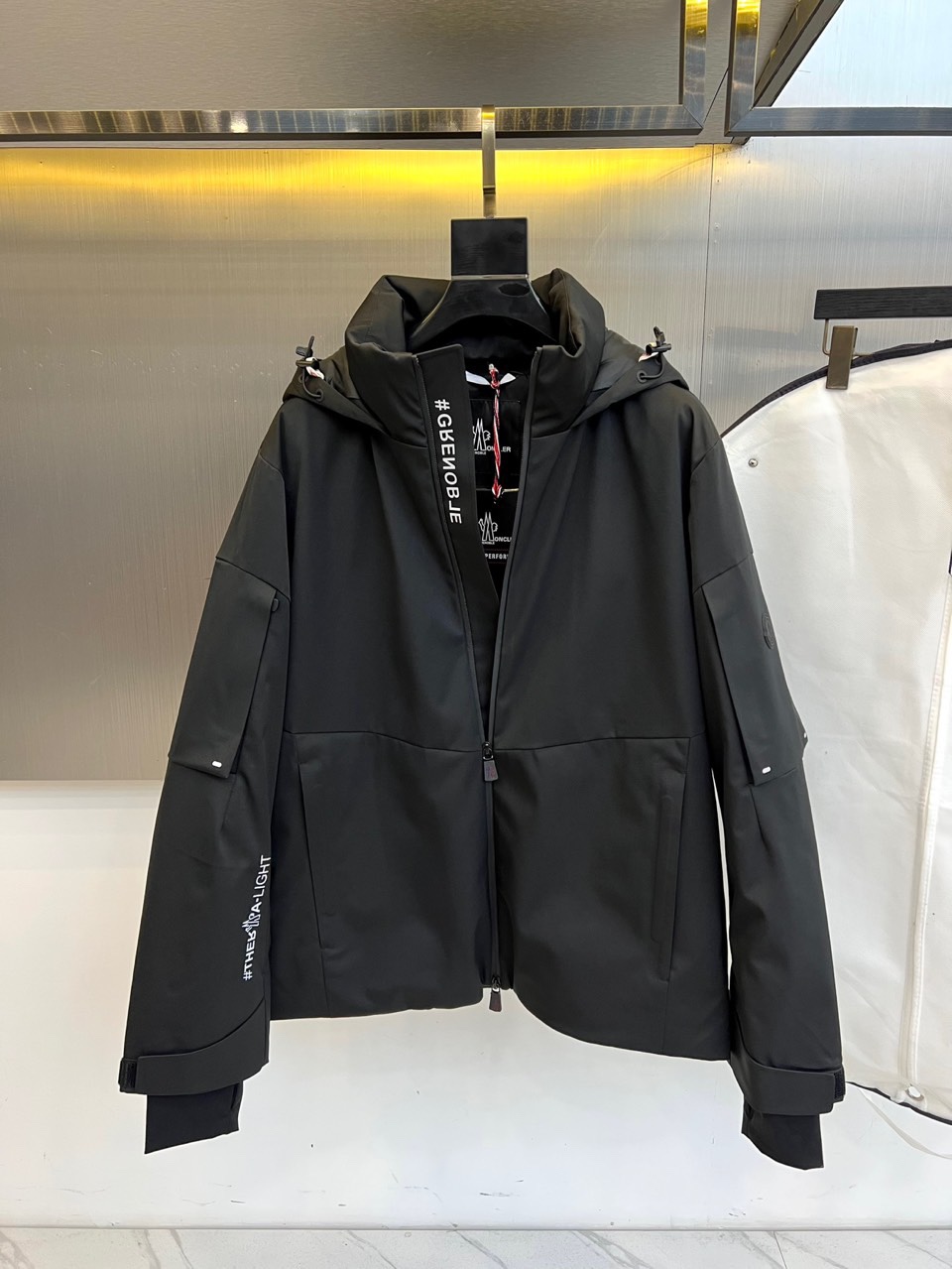 Mon蒙口（白鹅绒）2025秋冬新品 MONCLER雪境探索户外滑雪🎿羽绒服。军绿色连帽设计搭配黑色细节