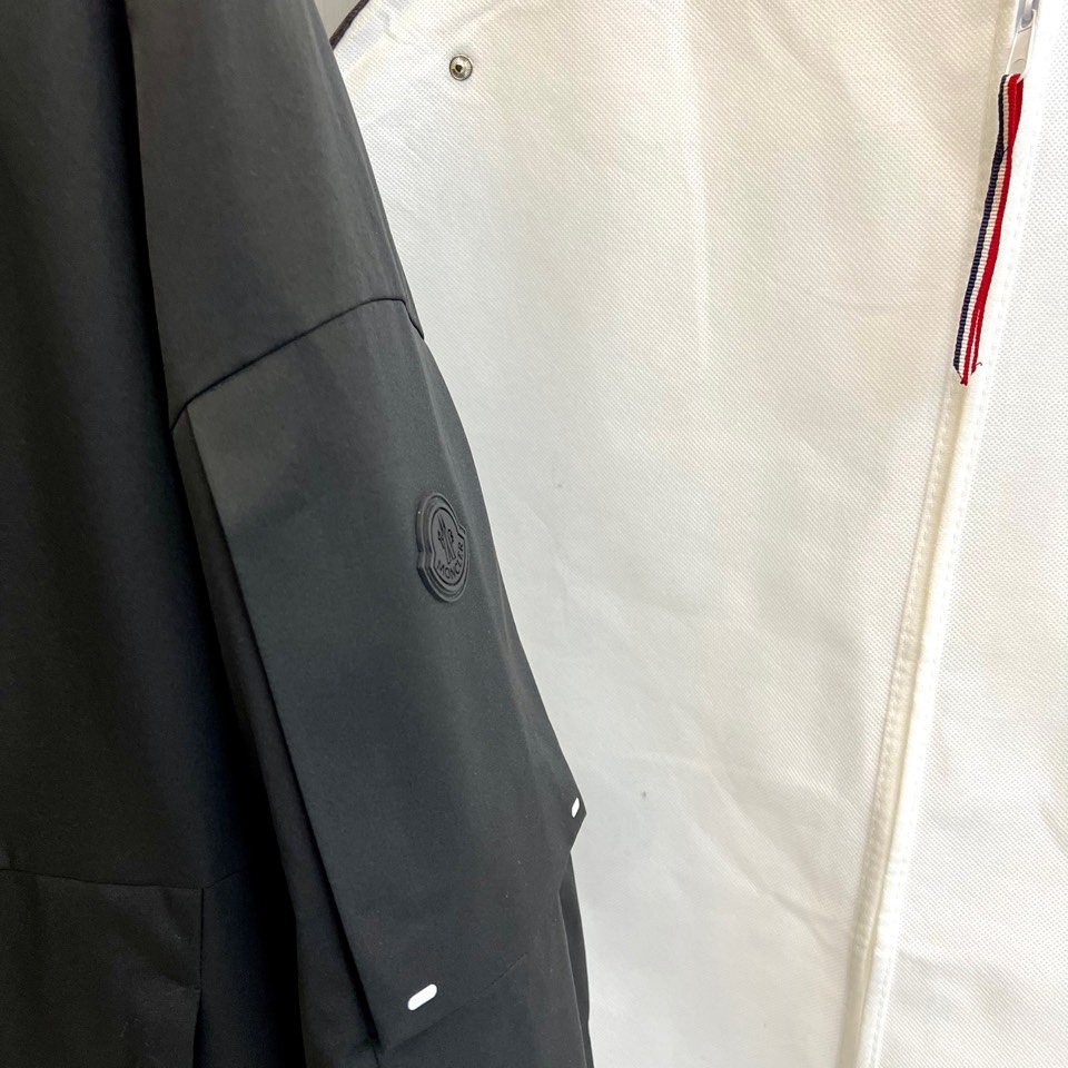 Mon蒙口（白鹅绒）2025秋冬新品 MONCLER雪境探索户外滑雪🎿羽绒服。军绿色连帽设计搭配黑色细节