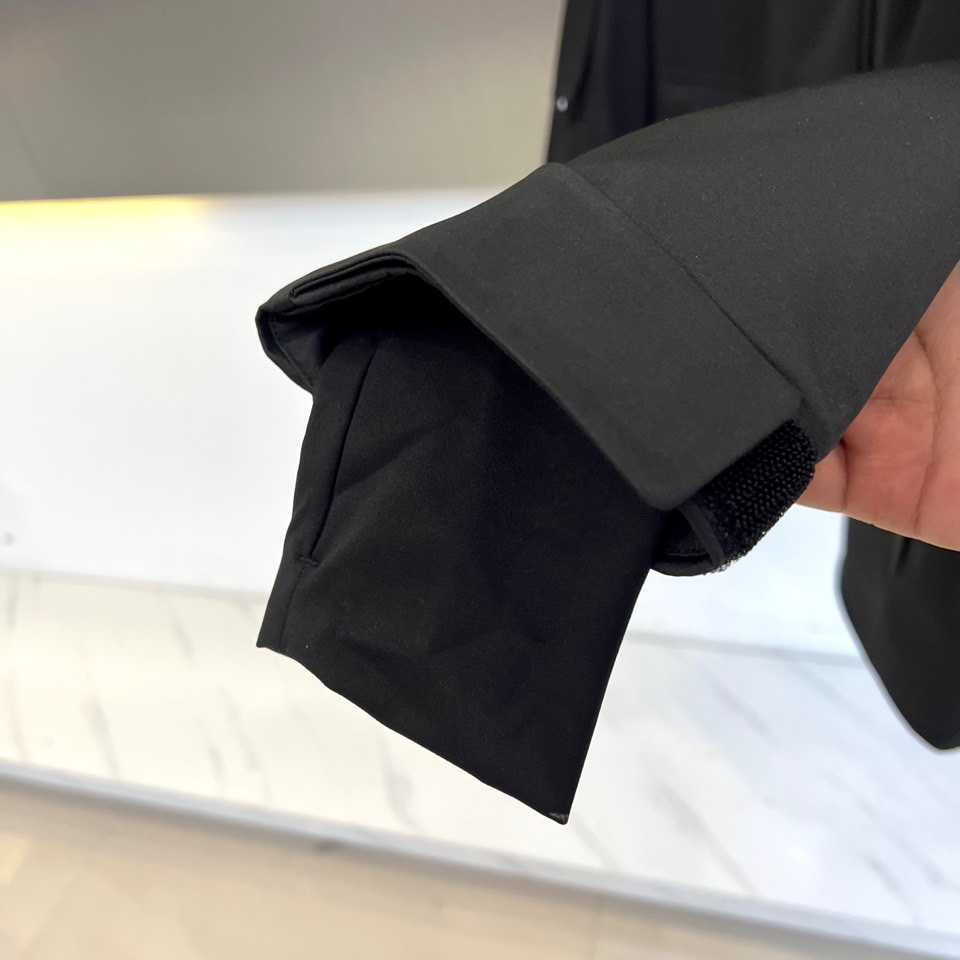 Mon蒙口（白鹅绒）2025秋冬新品 MONCLER雪境探索户外滑雪🎿羽绒服。军绿色连帽设计搭配黑色细节