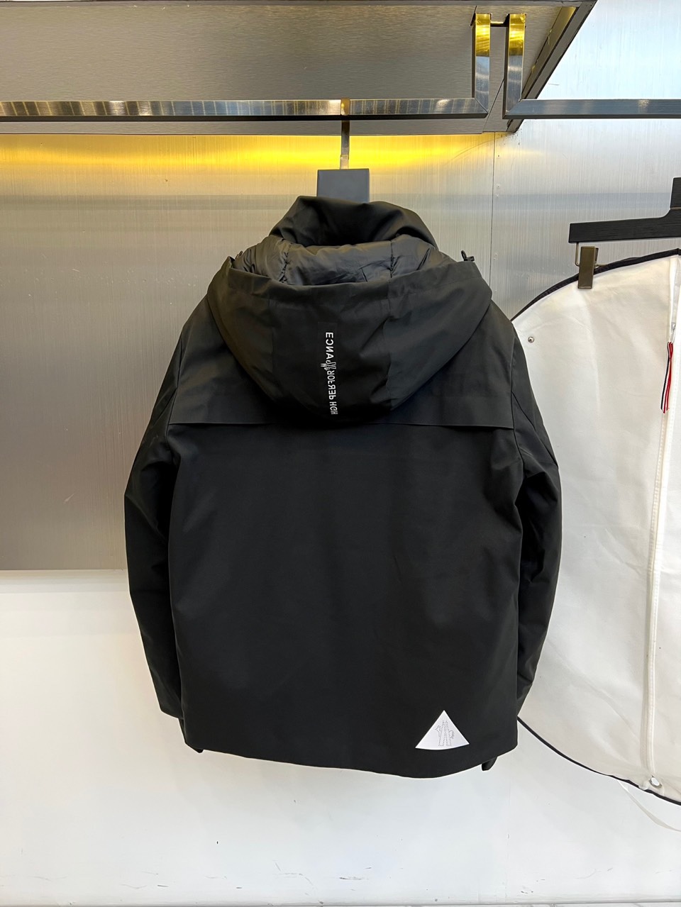 Mon蒙口（白鹅绒）2025秋冬新品 MONCLER雪境探索户外滑雪🎿羽绒服。军绿色连帽设计搭配黑色细节