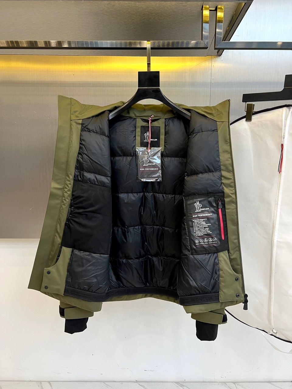 Mon蒙口（白鹅绒）2025秋冬新品 MONCLER雪境探索户外滑雪🎿羽绒服。军绿色连帽设计搭配黑色细节