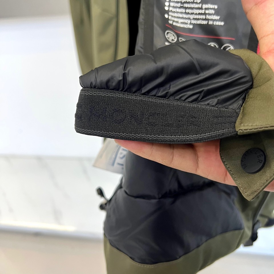 Mon蒙口（白鹅绒）2025秋冬新品 MONCLER雪境探索户外滑雪🎿羽绒服。军绿色连帽设计搭配黑色细节