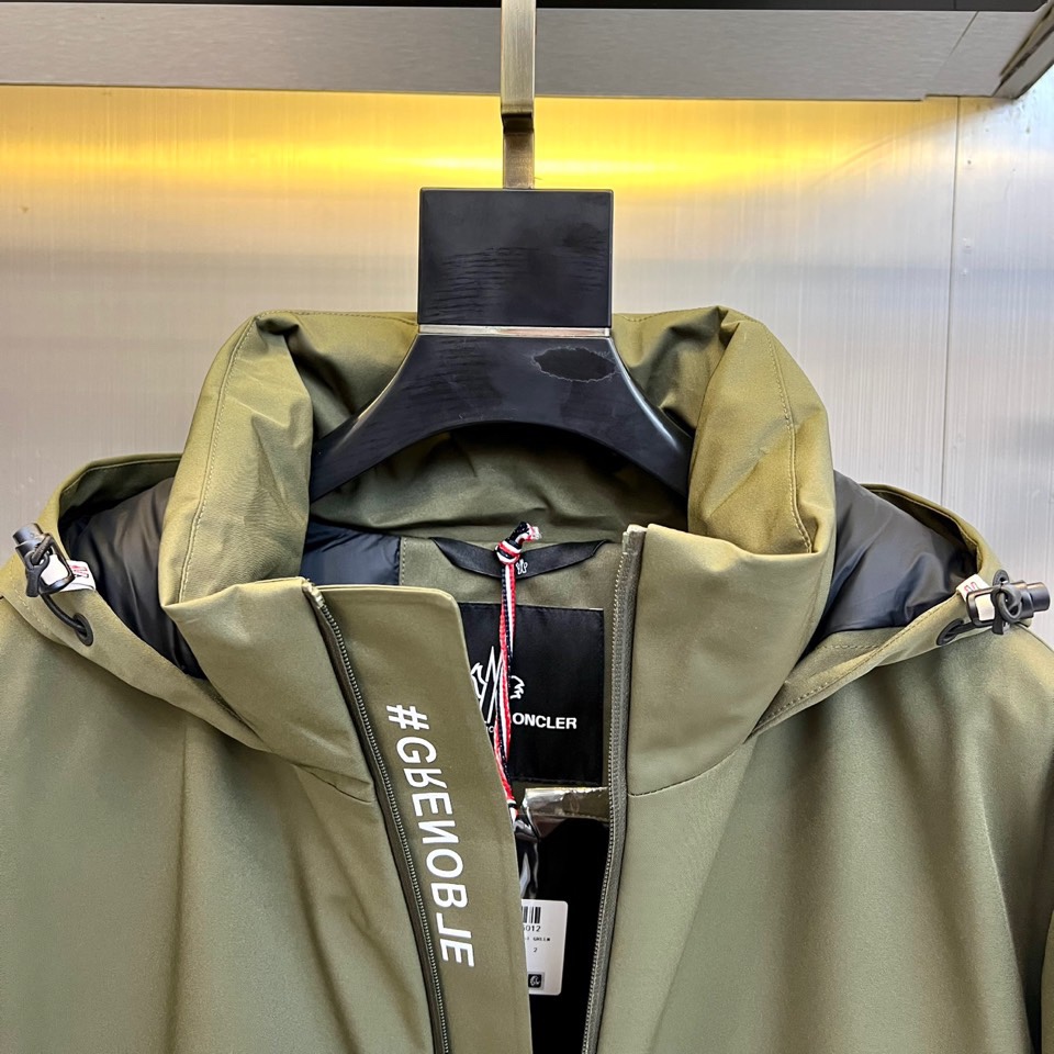 Mon蒙口（白鹅绒）2025秋冬新品 MONCLER雪境探索户外滑雪🎿羽绒服。军绿色连帽设计搭配黑色细节