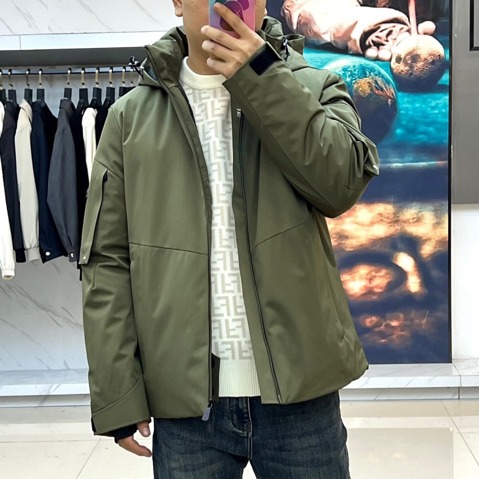 Mon蒙口（白鹅绒）2025秋冬新品 MONCLER雪境探索户外滑雪🎿羽绒服。军绿色连帽设计搭配黑色细节