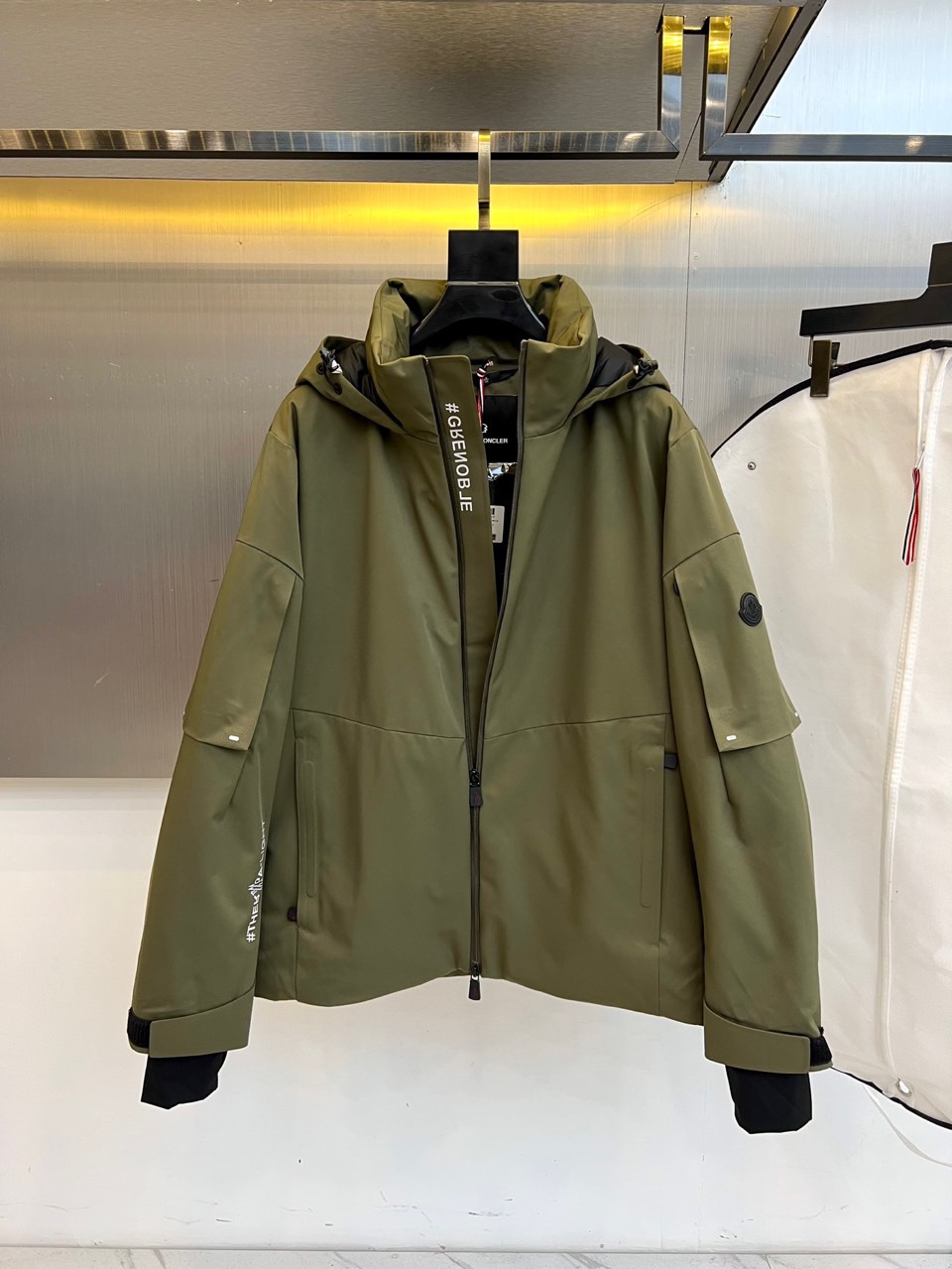 Mon蒙口（白鹅绒）2025秋冬新品 MONCLER雪境探索户外滑雪🎿羽绒服。军绿色连帽设计搭配黑色细节