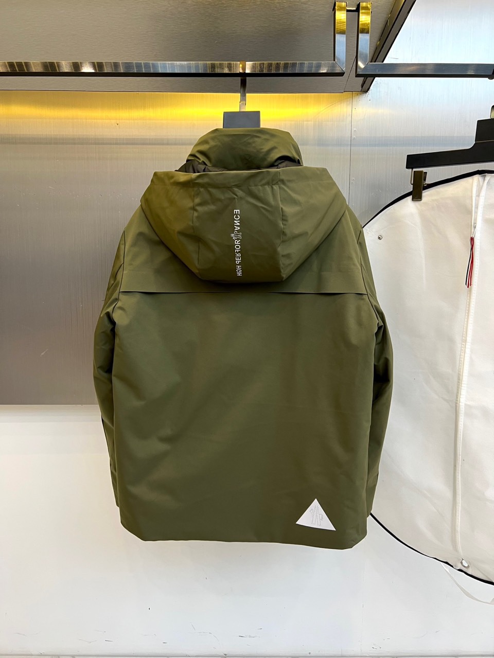 Mon蒙口（白鹅绒）2025秋冬新品 MONCLER雪境探索户外滑雪🎿羽绒服。军绿色连帽设计搭配黑色细节