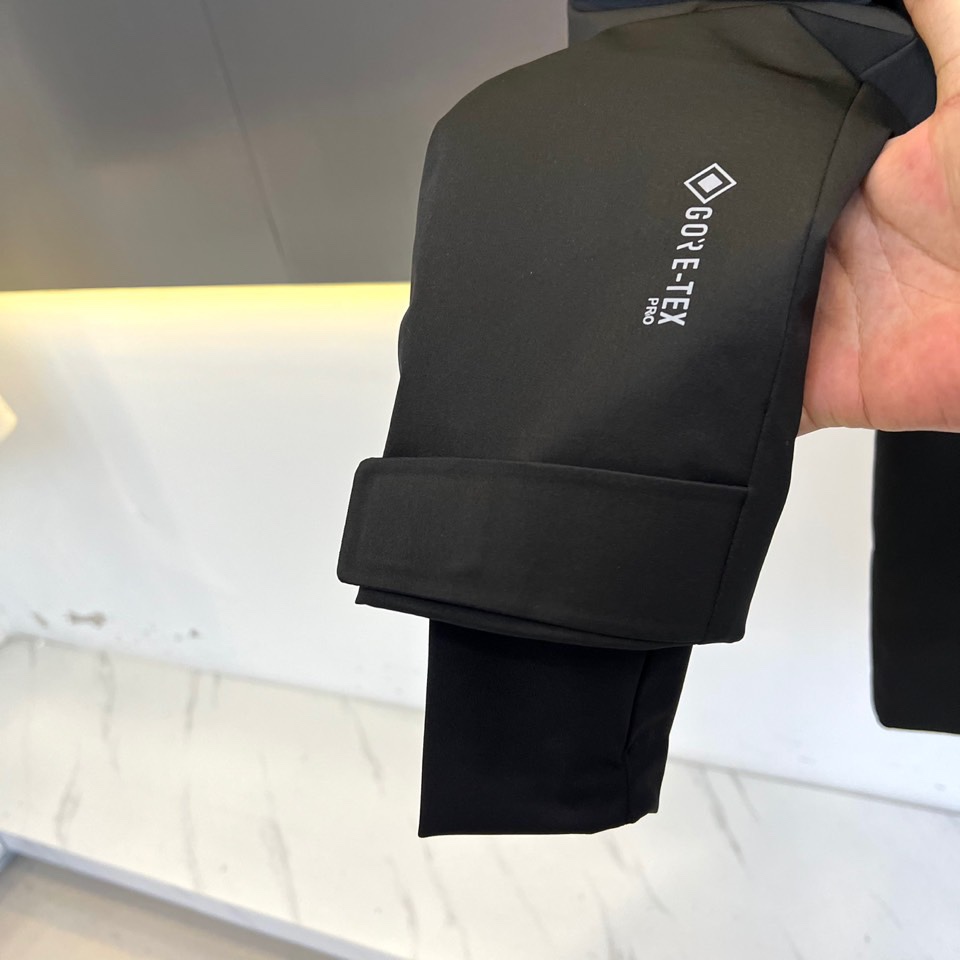 Mon蒙口（鹅绒）、2025秋冬新品 | MONCLER滑雪探索系列登山户外羽绒夹克。深蓝色连帽设计搭配