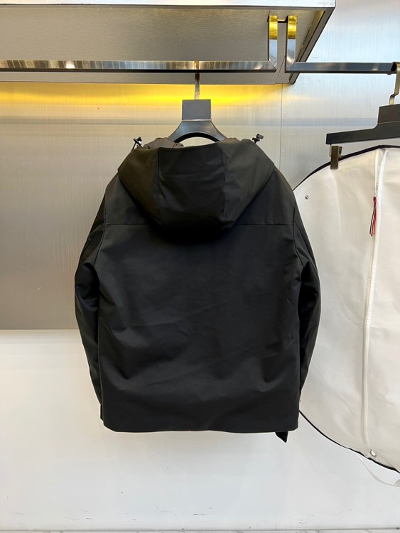 Mon蒙口（鹅绒）、2025秋冬新品 | MONCLER滑雪探索系列登山户外羽绒夹克。深蓝色连帽设计搭配