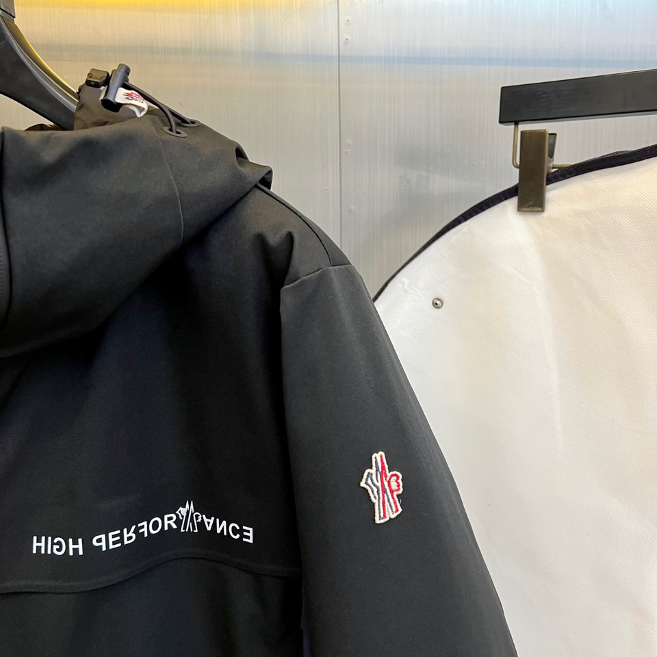 Mon蒙口（鹅绒）、2025秋冬新品 | MONCLER滑雪探索系列登山户外羽绒夹克。深蓝色连帽设计搭配