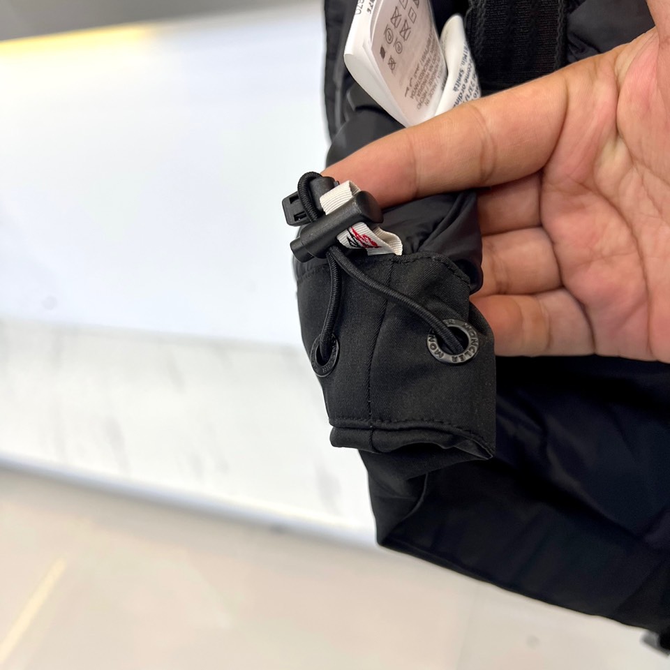 Mon蒙口（鹅绒）、2025秋冬新品 | MONCLER滑雪探索系列登山户外羽绒夹克。深蓝色连帽设计搭配