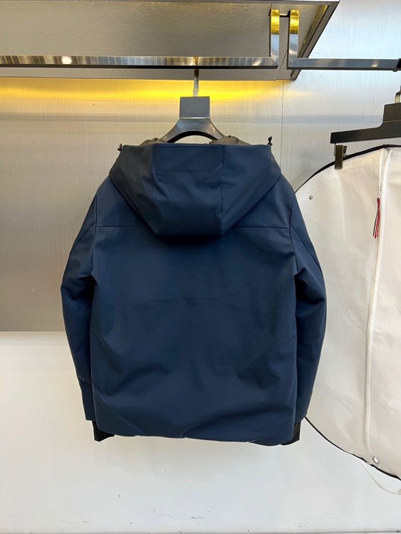 Mon蒙口（鹅绒）、2025秋冬新品 | MONCLER滑雪探索系列登山户外羽绒夹克。深蓝色连帽设计搭配