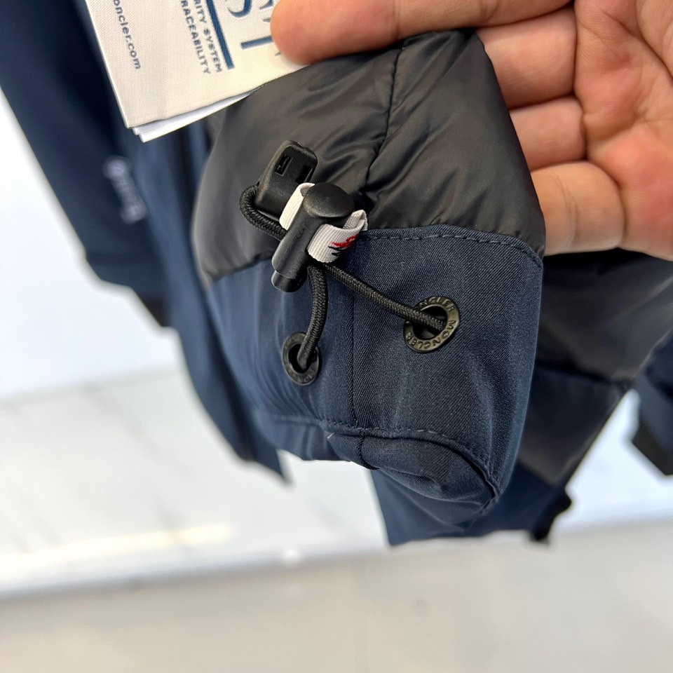 Mon蒙口（鹅绒）、2025秋冬新品 | MONCLER滑雪探索系列登山户外羽绒夹克。深蓝色连帽设计搭配